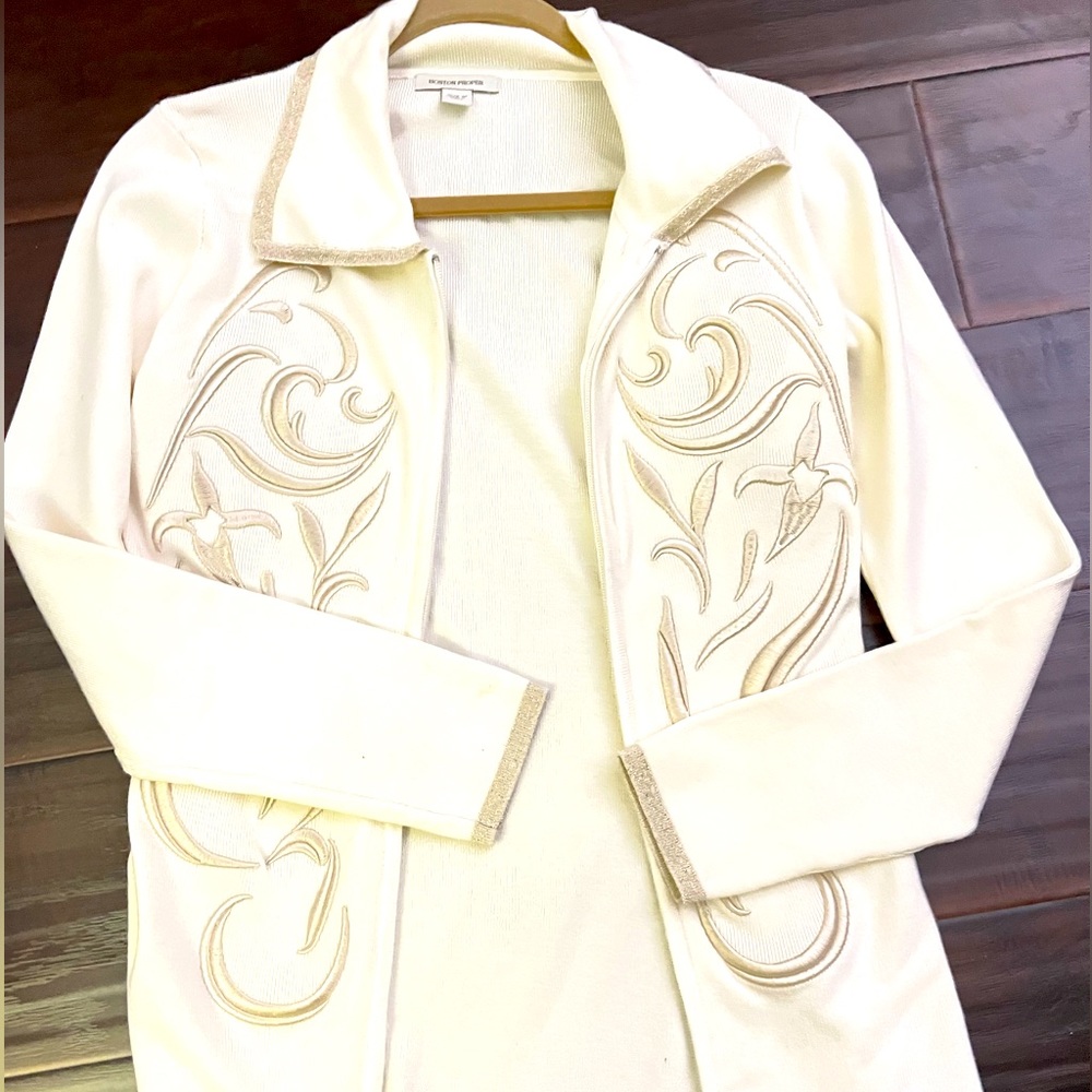 Light Chic sweater with zipper. Medium Size brand, Boston Proper